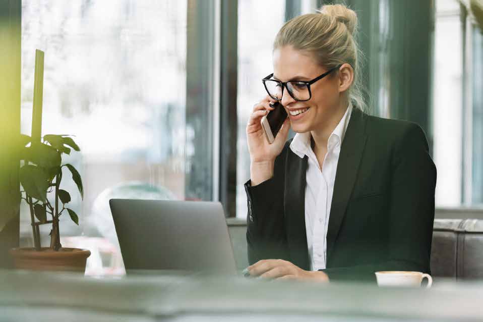 Telefonla danışmanlık görüşmesi yapan uzman